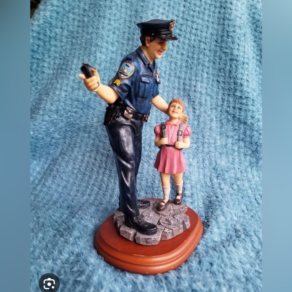 1999 Vanmark Blue Hats of Bravery - A Helping Hand police figurine. - Picture 5 of 8